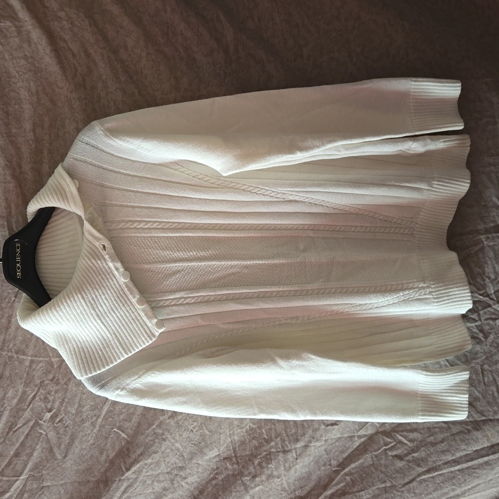 LAURA PETITE white cable knit sweater. Womens estimated M, PTP 23
